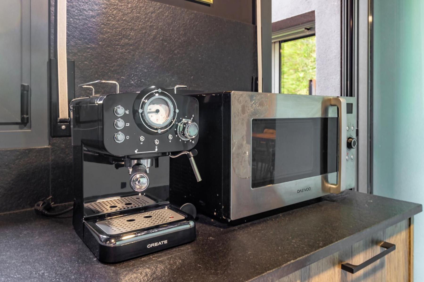 Black House Sorprendente Casa Estilo Industrial Olot Εξωτερικό φωτογραφία