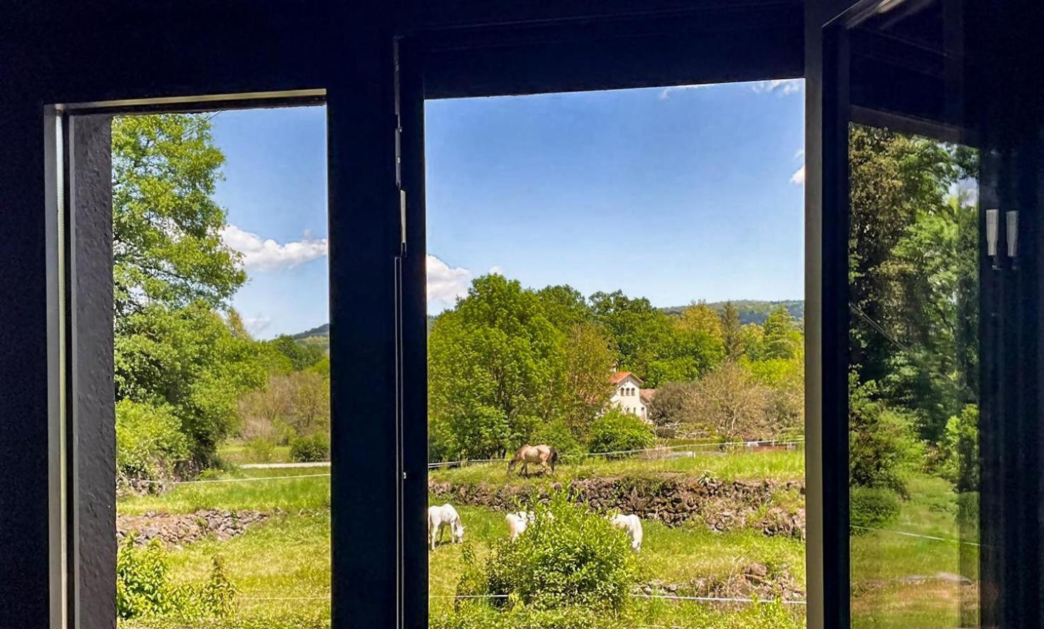 Black House Sorprendente Casa Estilo Industrial Olot Εξωτερικό φωτογραφία