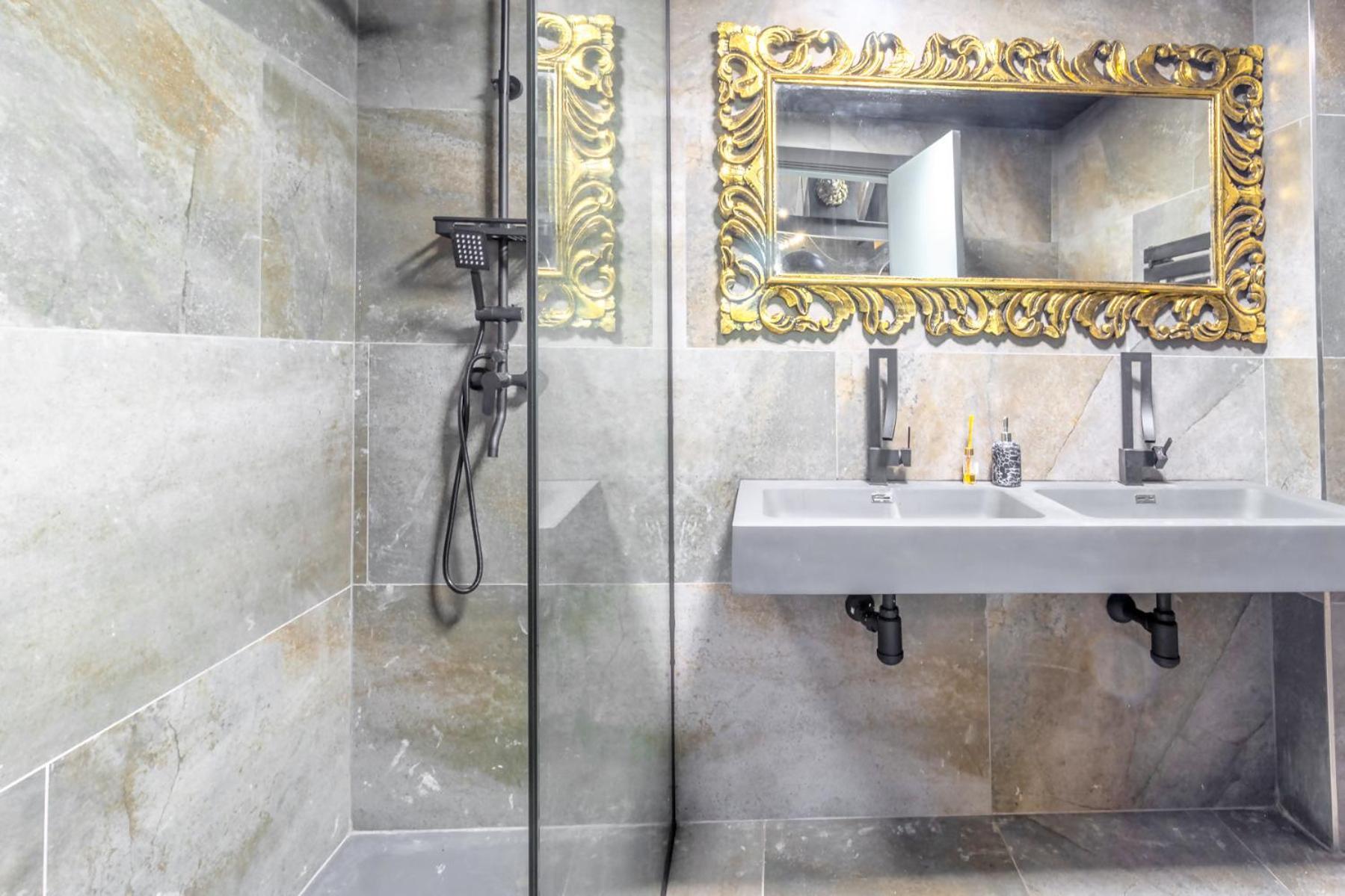 Black House Sorprendente Casa Estilo Industrial Olot Εξωτερικό φωτογραφία