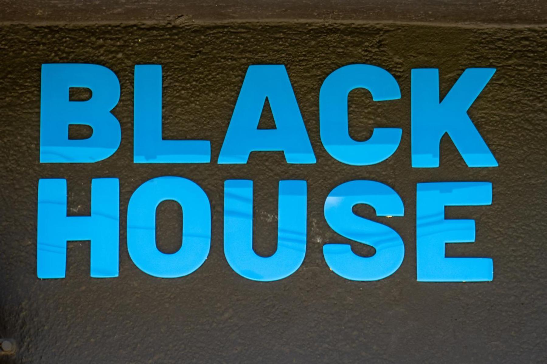 Black House Sorprendente Casa Estilo Industrial Olot Εξωτερικό φωτογραφία