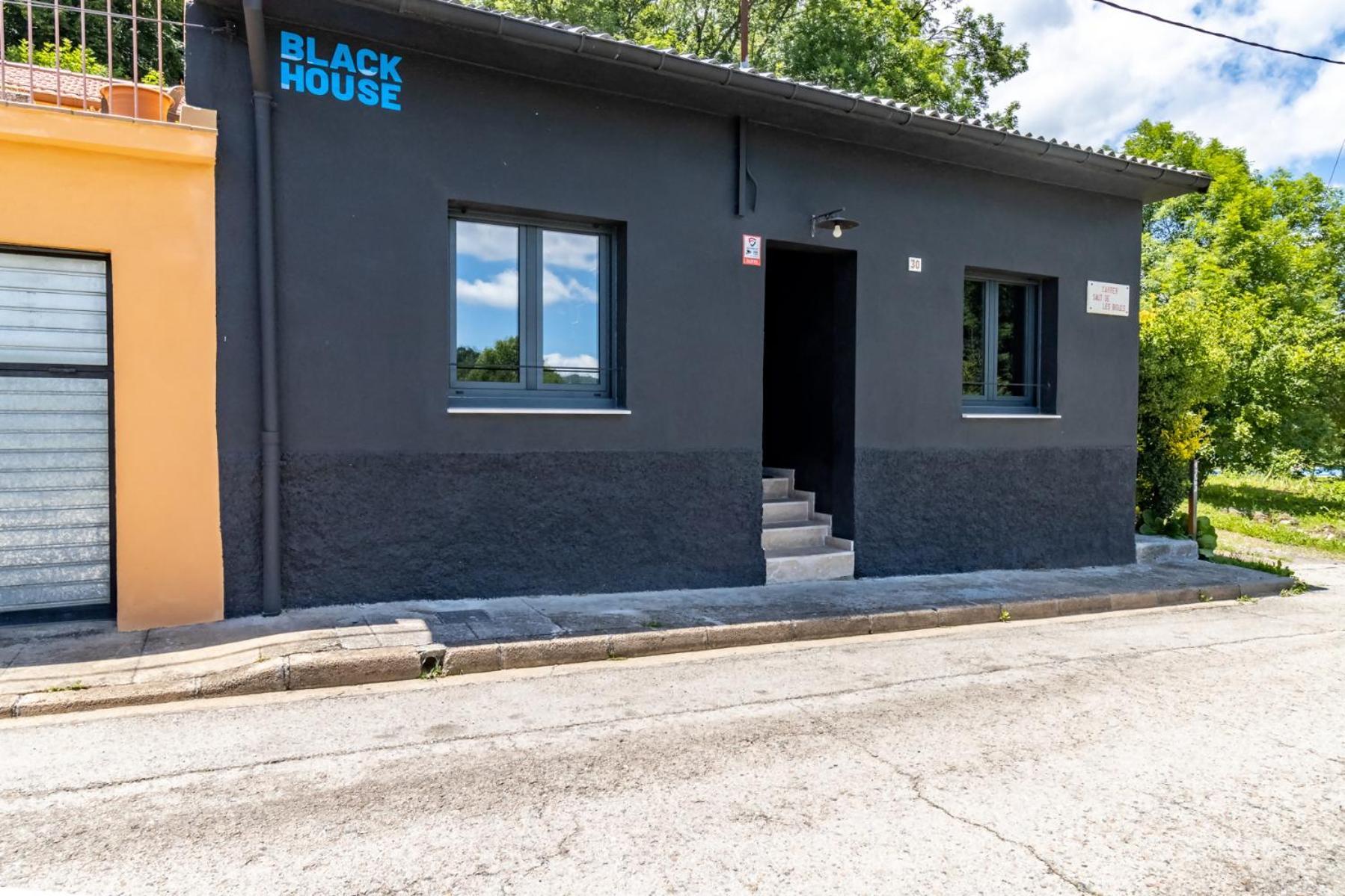 Black House Sorprendente Casa Estilo Industrial Olot Εξωτερικό φωτογραφία