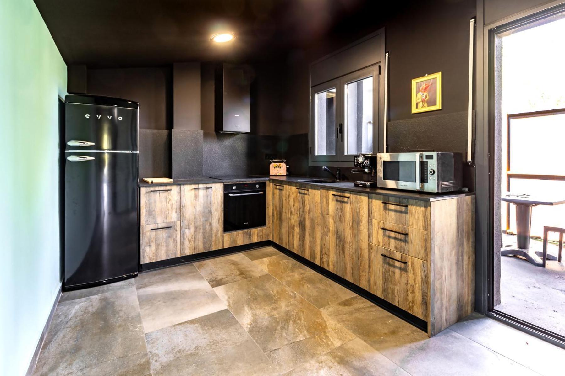 Black House Sorprendente Casa Estilo Industrial Olot Εξωτερικό φωτογραφία