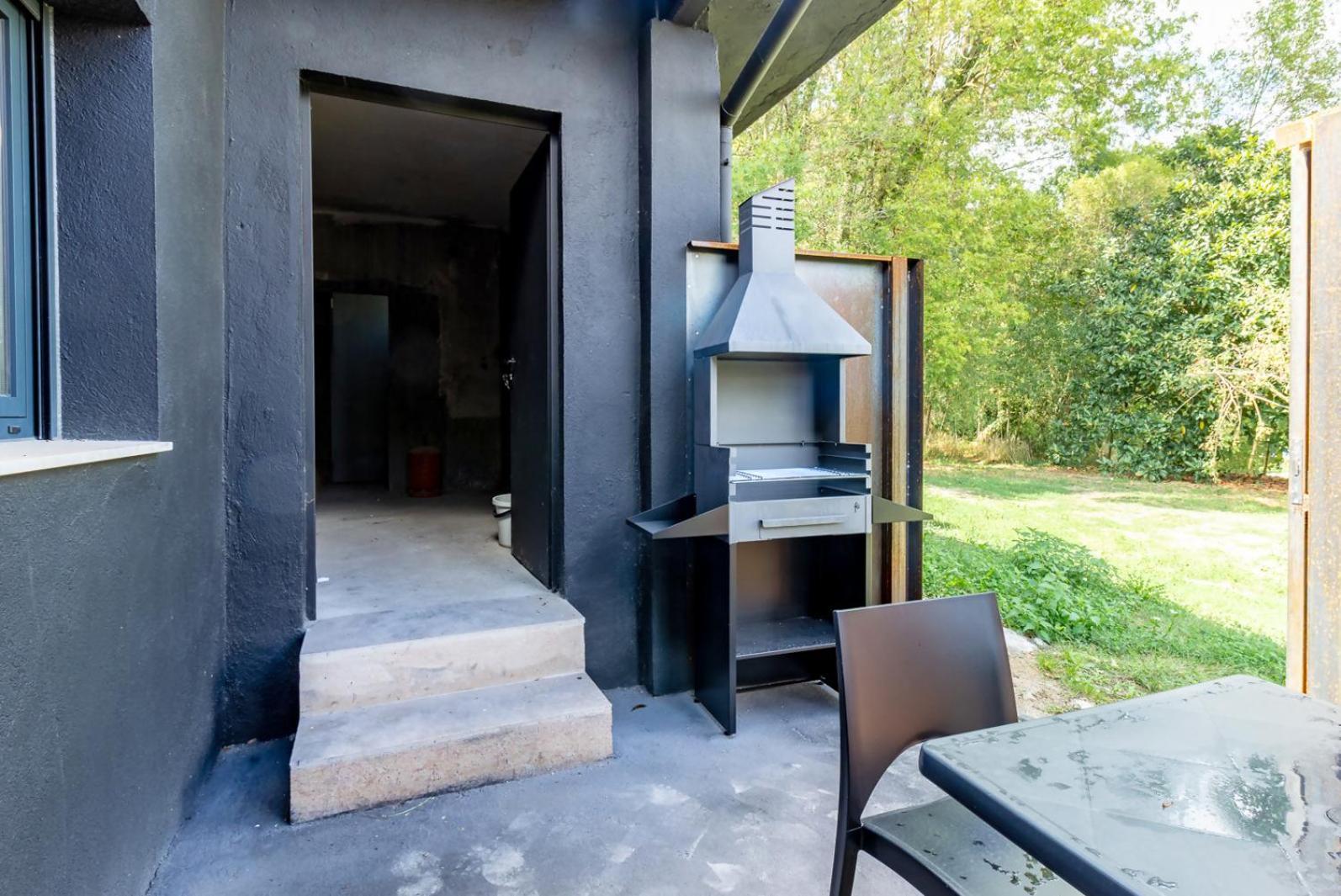 Black House Sorprendente Casa Estilo Industrial Olot Εξωτερικό φωτογραφία