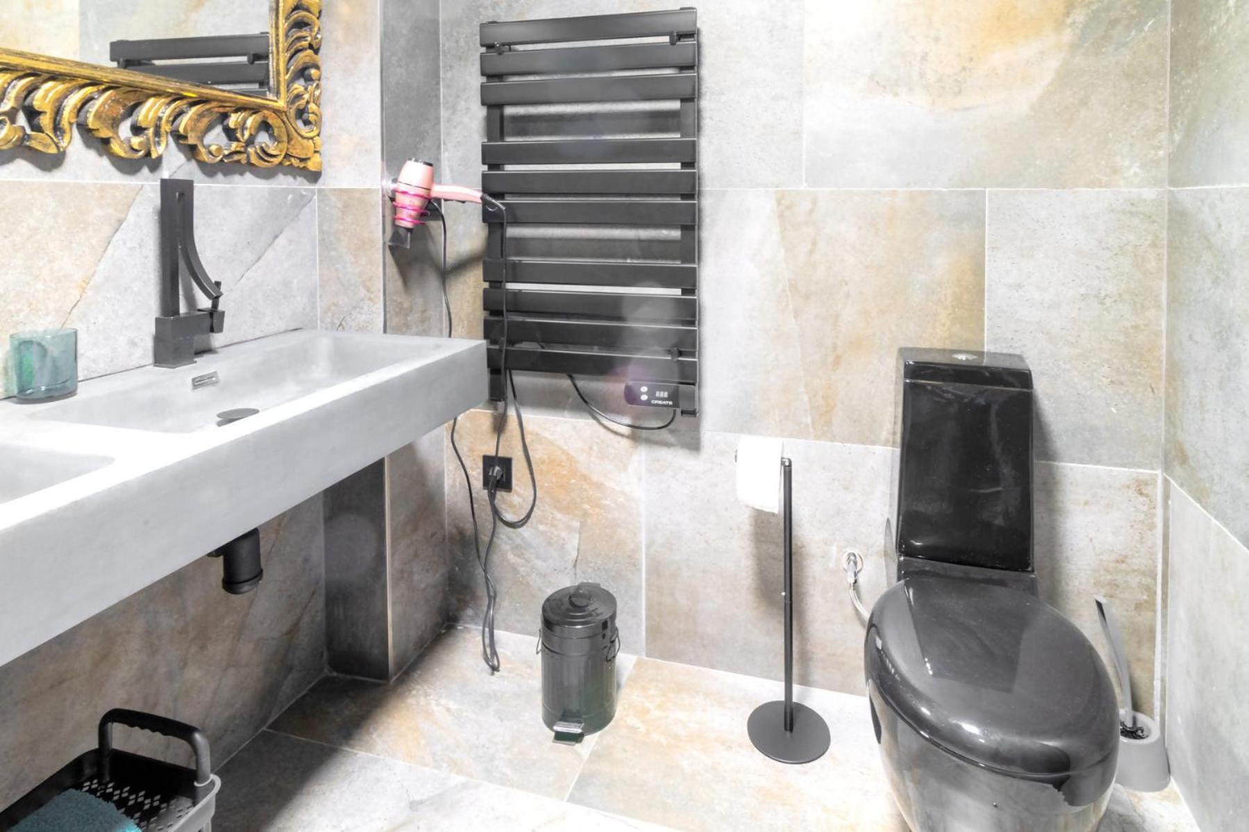 Black House Sorprendente Casa Estilo Industrial Olot Εξωτερικό φωτογραφία