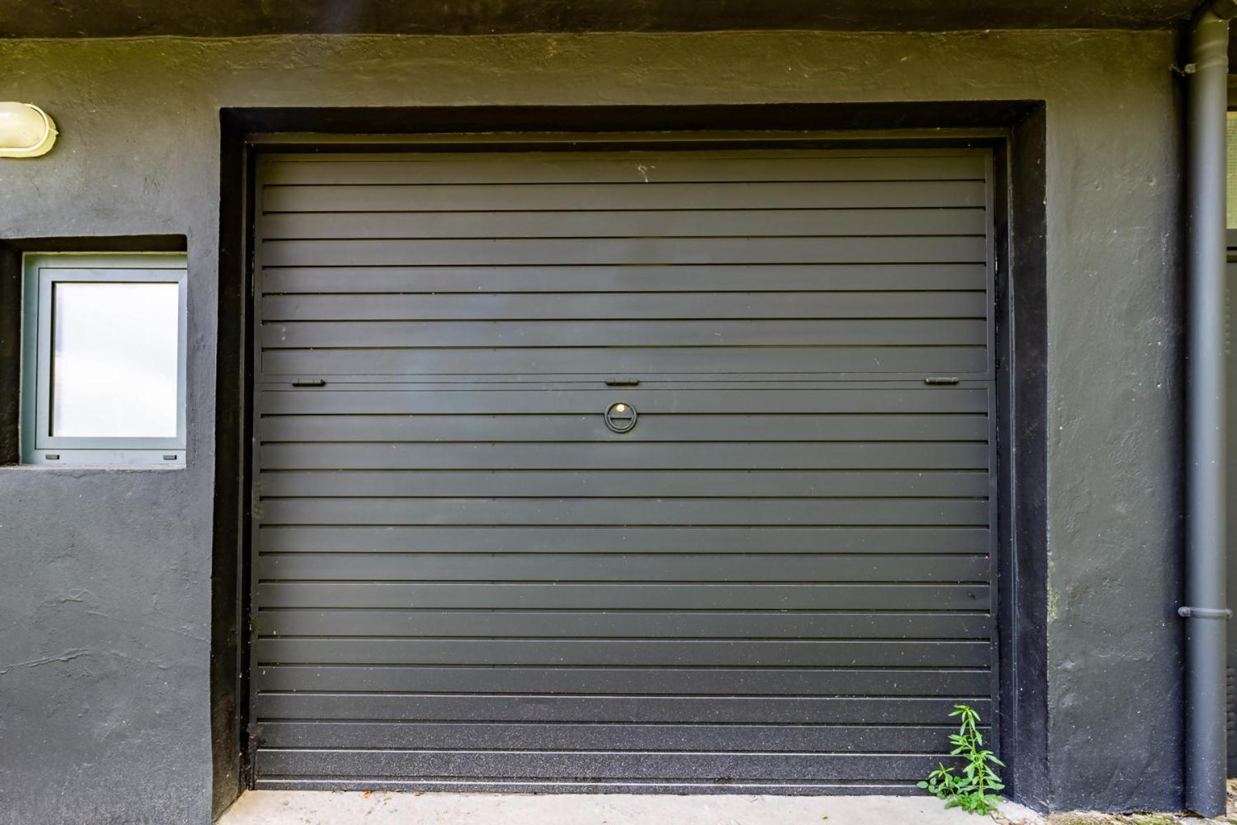 Black House Sorprendente Casa Estilo Industrial Olot Εξωτερικό φωτογραφία