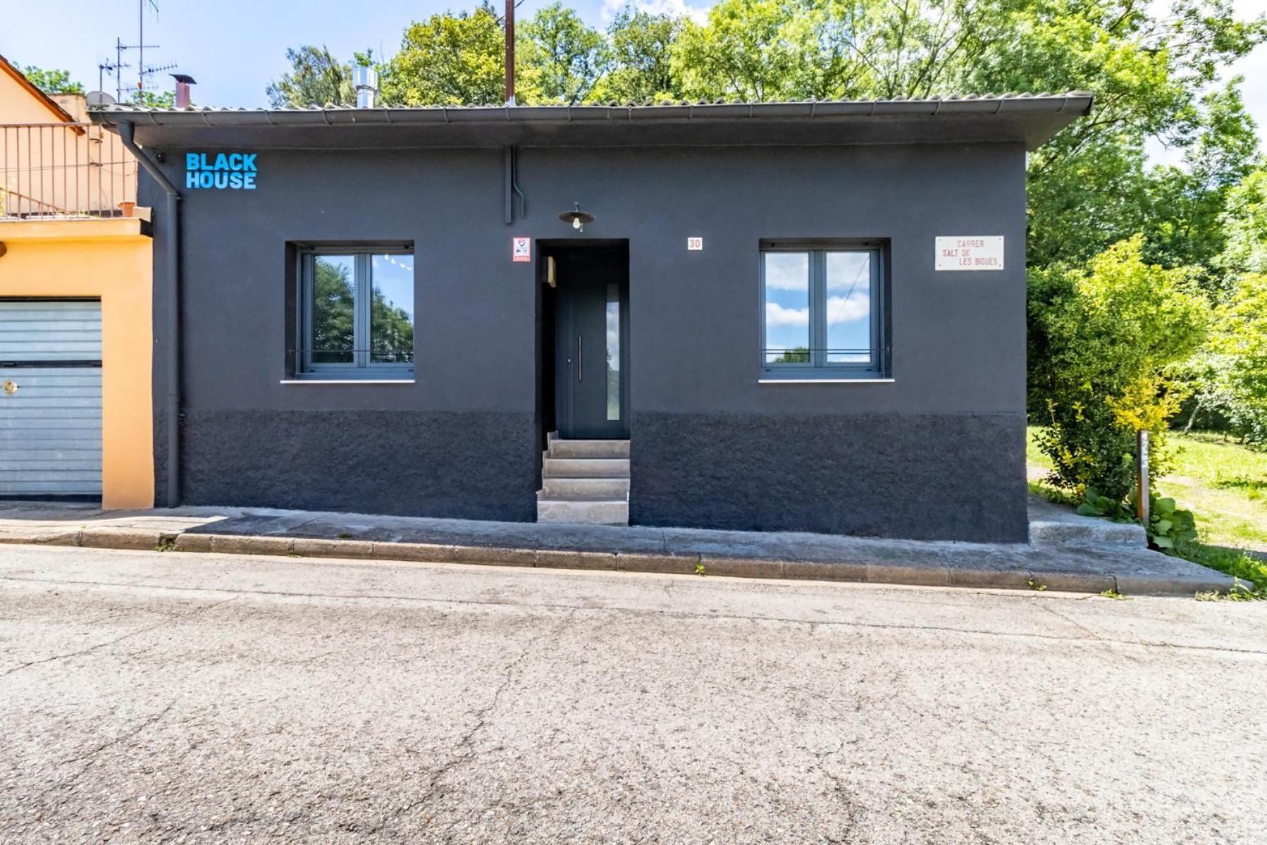 Black House Sorprendente Casa Estilo Industrial Olot Εξωτερικό φωτογραφία