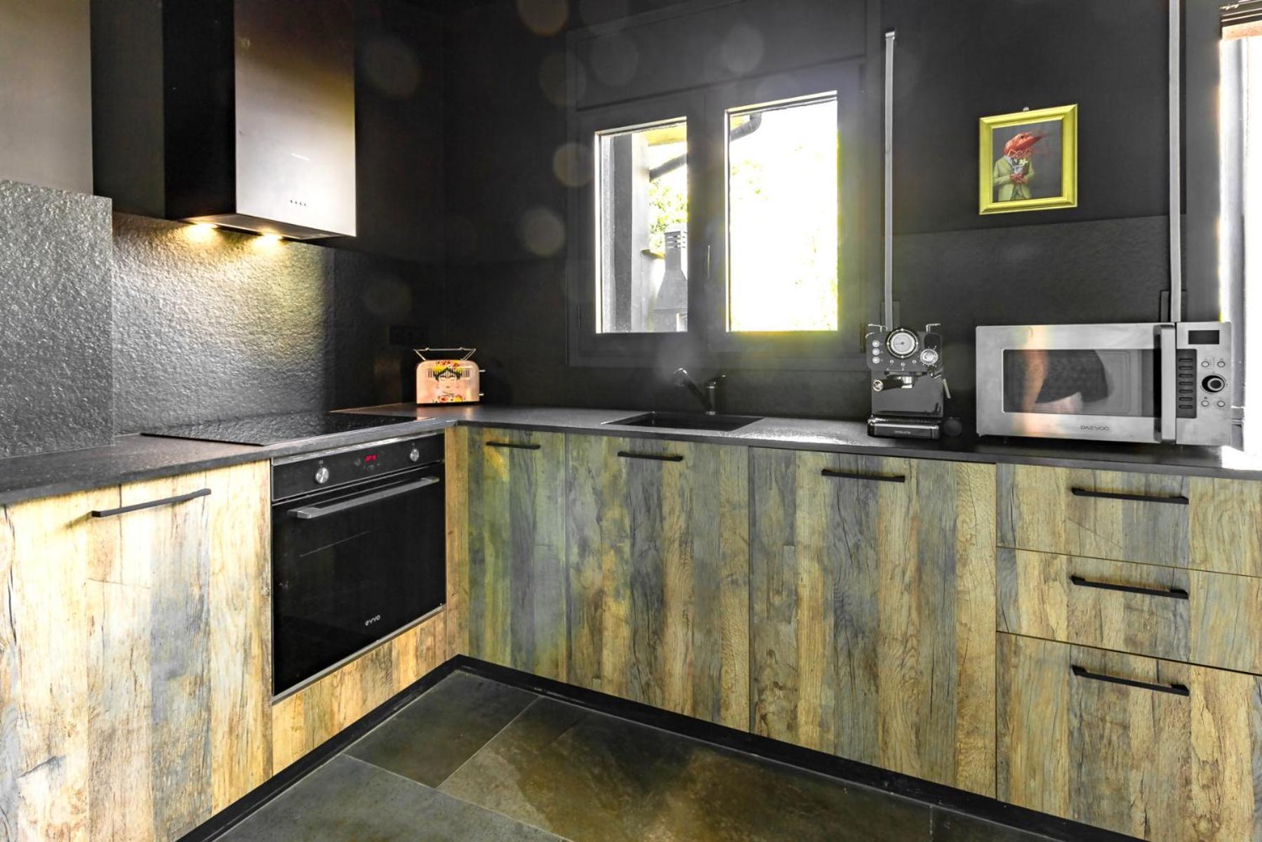 Black House Sorprendente Casa Estilo Industrial Olot Εξωτερικό φωτογραφία