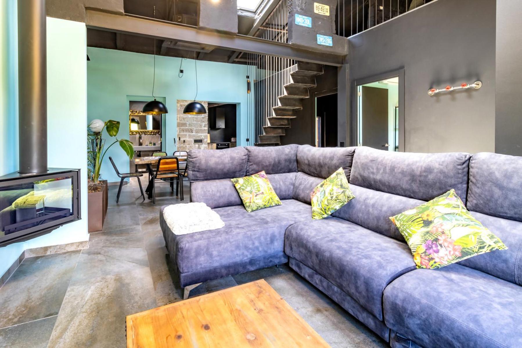 Black House Sorprendente Casa Estilo Industrial Olot Εξωτερικό φωτογραφία