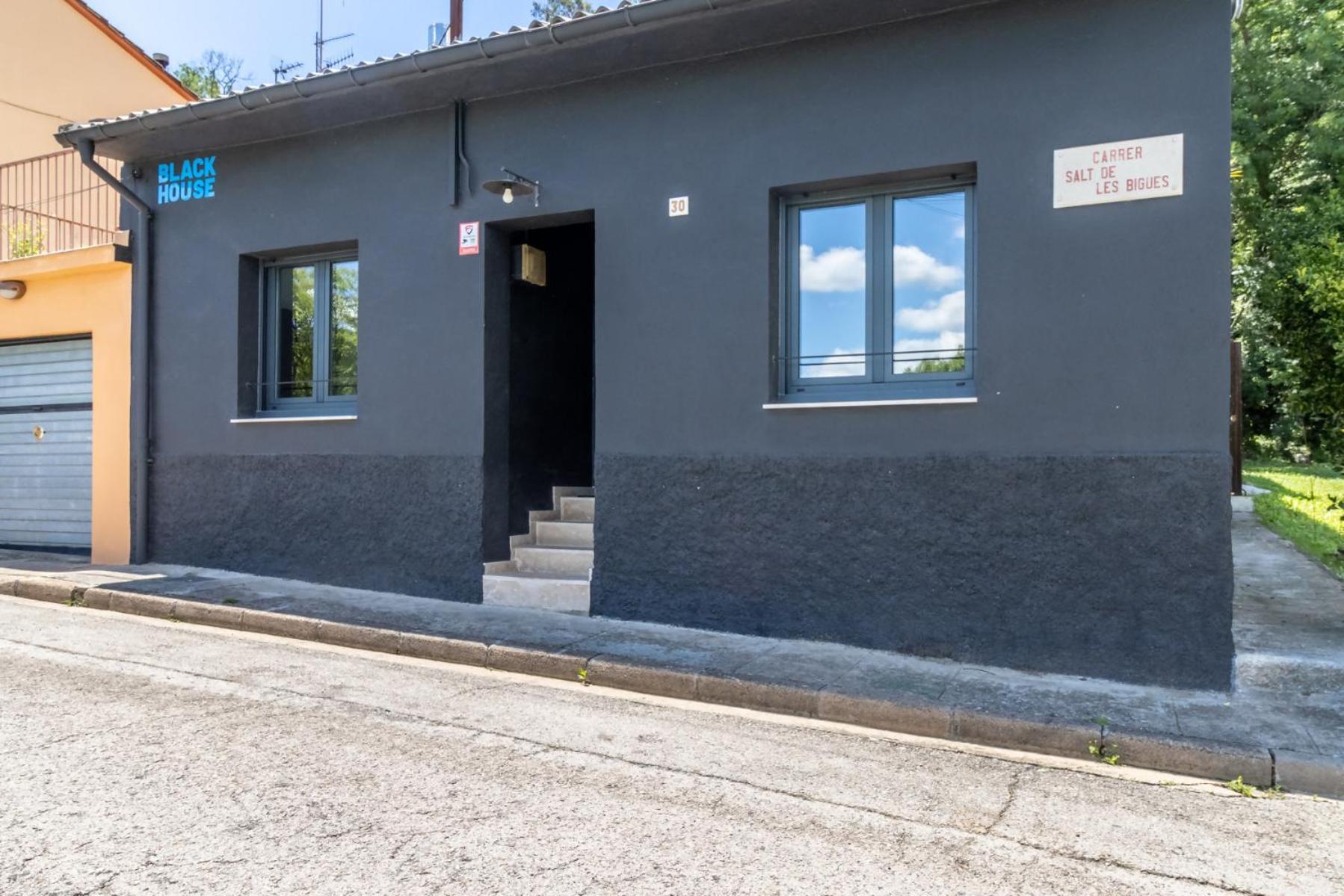 Black House Sorprendente Casa Estilo Industrial Olot Εξωτερικό φωτογραφία